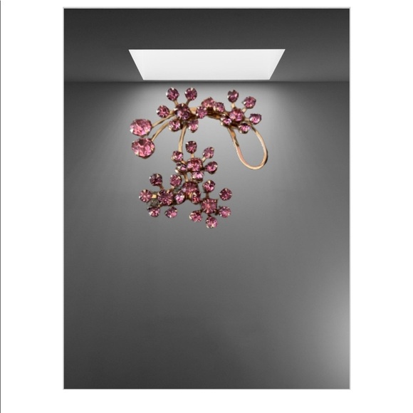 Vintage brooch with pink rhinestones on gold tone background m - Picture 2 of 5